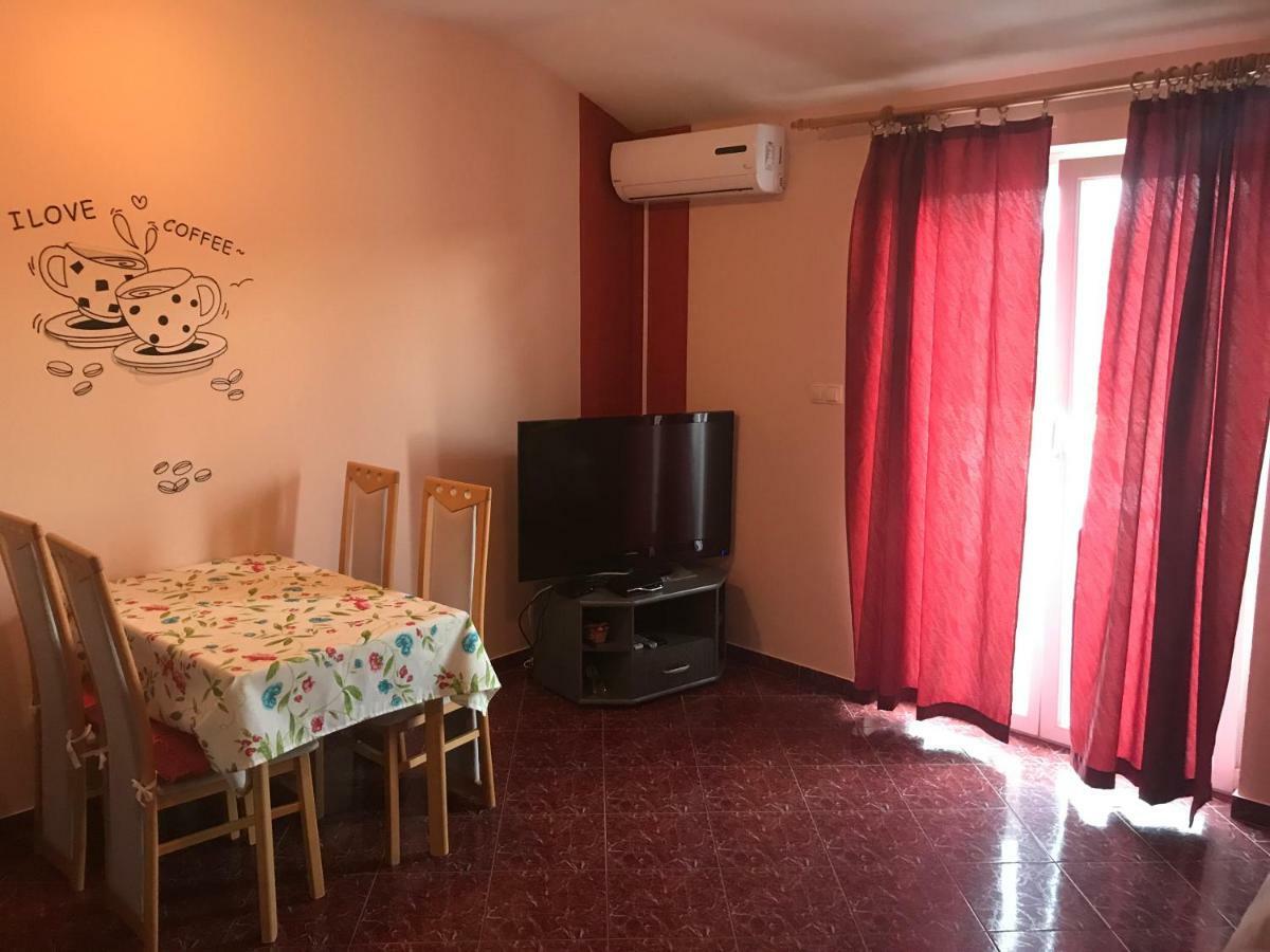 Apartmani Paulina 로파르 외부 사진